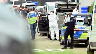 Polizei und Kriminaltechnik stehen in Albstadt beim abgesperrten Tatort, bei dem drei Tote und zwei Verletzte gefunden wurden.