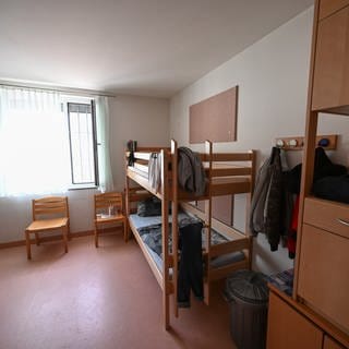 Ein Patientenzimmer in den gesicherten Gebäuden der Forensischen Psychiatrie und Psychotherapie der Klinik am Weissenhof für Psychiatrie in Weinsberg (Rhein-Neckar-Kreis). 
