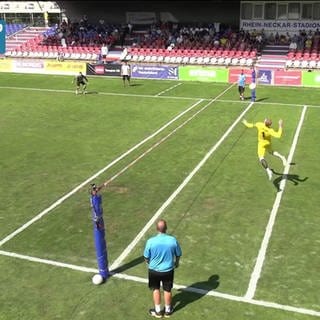 Ein Faustball-Spieler springt in die Luft um den Ball über das Netz zu schlagen