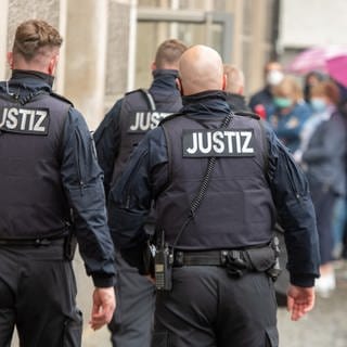 Justizwachtmeister regeln vor dem Kornhaus in Ulm den Zugang für Prozessbeobachter (Archivbild).