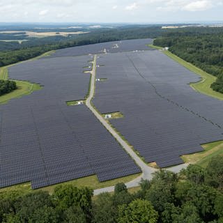 Solarpaneele sind im Solarpark Gickelfeld zu sehen (Archivbild).