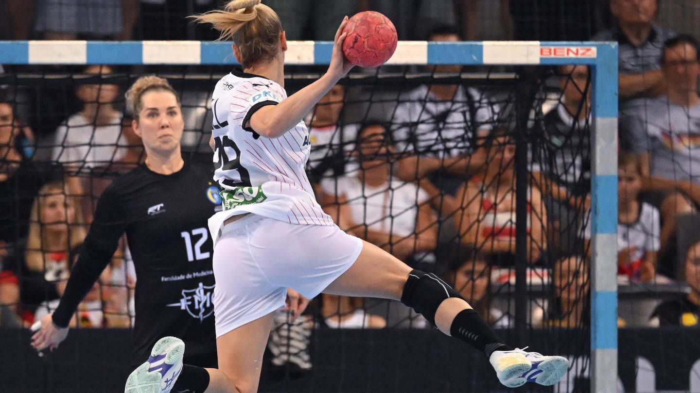 Beim Handball-Länderspiel der Frauen zwischen Deutschland und Brasilien in der Porsche-Arena in Stuttgart sieht man Deutschlands Antje Döll in Aktion mit Brasiliens Torhüterin Bárbara Arenhart.