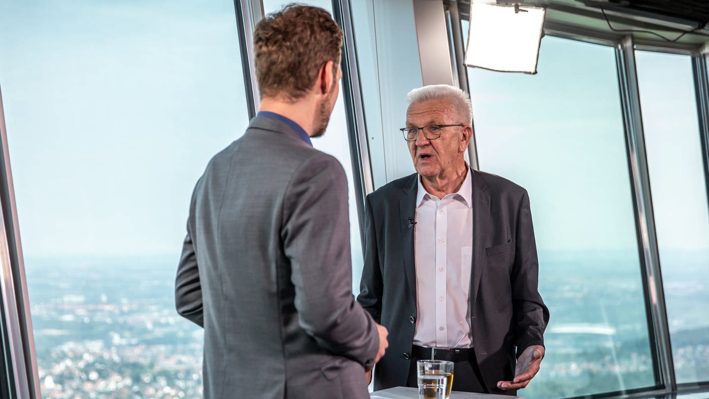 Kretschmann beim Sommerinterview 2024 auf dem Fernsehturm.