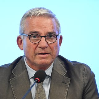 Innenminister Thomas Strobl (CDU) sitzt vor einem Hintergrund (Archiv)