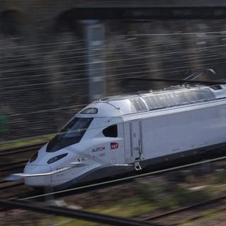 Der TGV "InOui" 2025, eine neue Generation des Hochgeschwindigkeitszuges TGV der französischen Eisenbahngesellschaft SNCF und des französischen Technikkonzerns Alstom, fährt auf den Gleisen.