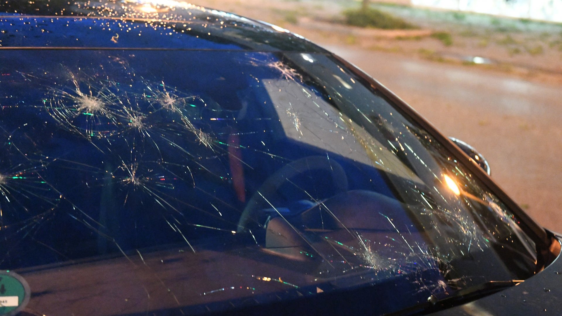 Tausende Hagelschäden überlasten Versicherungen: Autobesitzer stehen Schlange
