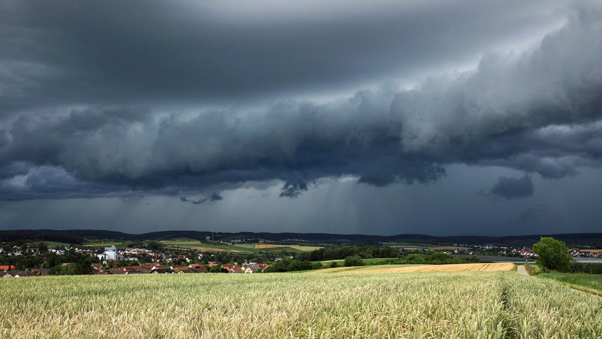 Hagel und Starkregen: Wetterdienst warnt vor heftigen Gewittern in BW