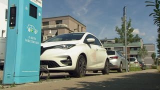 Ein E-Auto steht an einer E-Ladesäule