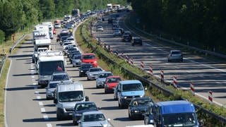 Autos stauen sich auf der A5 bei Riegel in Baden-Württemberg.