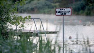 Ein Schild mit der Aufschrift "Nichtschwimmer stop" steht am Badesee Plüderhausen (Archivbild).