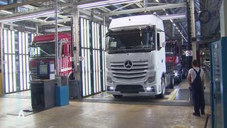 Lkw in der Produktion - Daimler Truck will in seinem Werk in Wörth am Rhein ab September Kurzarbeit einführen.