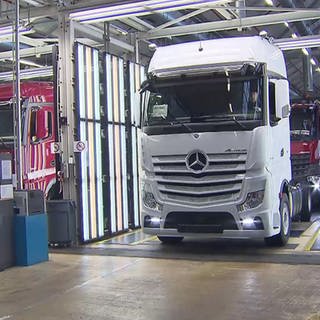 Lkw in der Produktion - Daimler Truck will in seinem Werk in Wörth am Rhein ab September Kurzarbeit einführen.