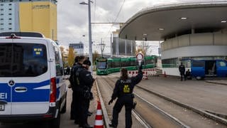 Beamte der Bundespolizei halten eine Straßenbahn aus Basel am Grenzübergang Weil-Friedlingen an.