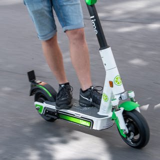 Ein Mann fährt in Stuttgart auf einem E-Roller.