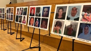 Auf einer Gedenkveranstaltung zum zehnten Jahrestag des Völkermords an den Jesiden durch den Islamischen Staat sind Bilder von Opfern ausgestellt.