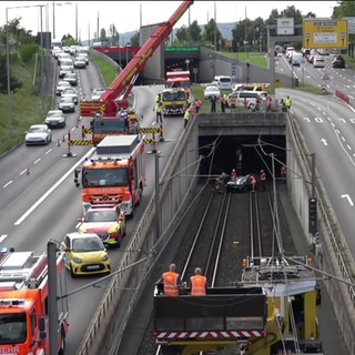 Gestürztes Auto auf Gleisen