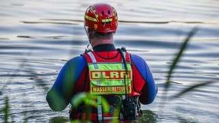 Ein Rettungsschwimmer der DLRG beim Einsatz in einem See (Symbolbild). IMAGO  onw-images 