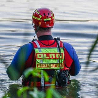 Ein Rettungsschwimmer der DLRG beim Einsatz in einem See (Symbolbild). IMAGO  onw-images 