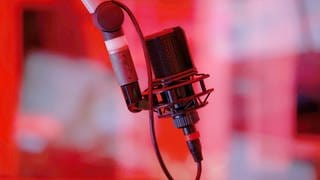 Ein Mikrofon in einem Audiostudio
