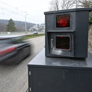 Ein Blitzer neben einer Straße