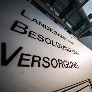 Sonnenstrahlen scheinen auf den Schriftzug vom Briefkasten des Landesamts für Besoldung und Versorgung Baden-Württemberg. Anfang Juli lagen beim Amt über 200.000 unbearbeitete Anträge von Arztkostenerstattungen vor. Dies betrifft vor allem Beamte und Pensionäre.