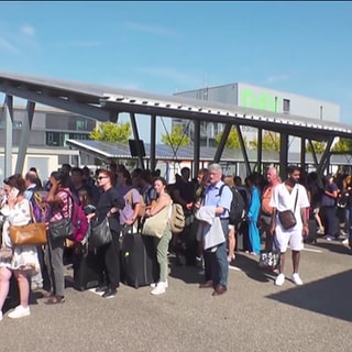 Menschenmenge am Bahnhof Baden-Baden