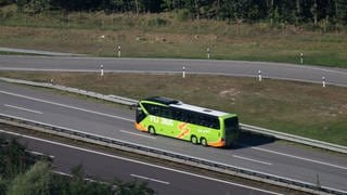 Ein Flixbus fährt auf der A24. Die Porsche SE will sich am Münchner Mobilitätsplattformanbieter Flix beteiligen.