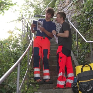 Sicherheitsmitarbeiter auf dem Rheinfall-Felsen machen seismische Messungen