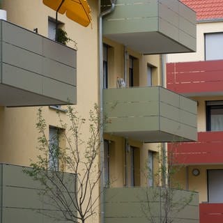 Balkone von Sozialwohnungen in Stuttgart (Baden-Württemberg).