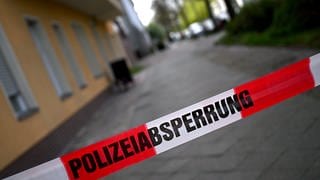 Polizeiabsperrung einer Straße vor der Entschärfung einer Weltkriegsbombe. In Suttgart-Feuerbach wird am Montag (19.8.) eine Bombe aus dem Zweiten Weltkrieg entschärft.