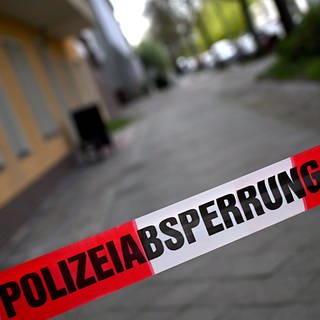 Polizeiabsperrung einer Straße vor der Entschärfung einer Weltkriegsbombe. In Suttgart-Feuerbach wird am Montag (19.8.) eine Bombe aus dem Zweiten Weltkrieg entschärft.