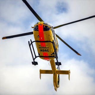 Symbolbild: Ein Rettungshubschrauber fliegt zu einem Einsatz.