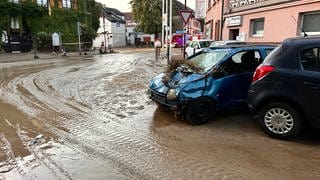 Durch die Überschwemmung Mitte August 2024 in Gondelsheim entstanden einige Schäden: Hier beispielsweise ein zerbeultes Auto.