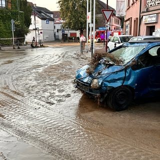 Durch die Überschwemmung Mitte August 2024 in Gondelsheim entstanden einige Schäden: Hier beispielsweise ein zerbeultes Auto.