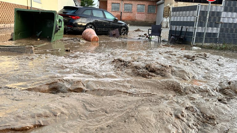 Bei der Überschwemmung Mitte August 2024 in Gondelsheim waren die Straßen mit Wasser und Matsch überflutet.