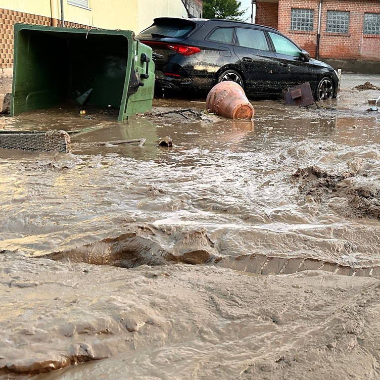 Bei der Überschwemmung Mitte August 2024 in Gondelsheim waren die Straßen mit Wasser und Matsch überflutet.