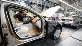 Mitarbeiter im Mercedes-Benz-Werk in Sindelfingen