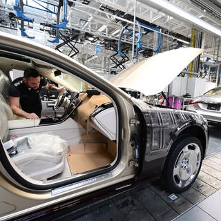 Mitarbeiter im Mercedes-Benz-Werk in Sindelfingen