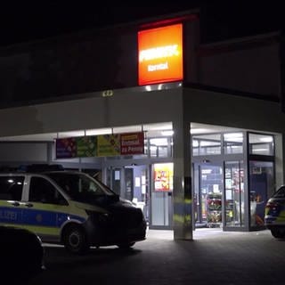 Polizeieinsatz vor einem Supermarkt