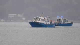 Polizeiboote fahren auf dem Bodensee. 