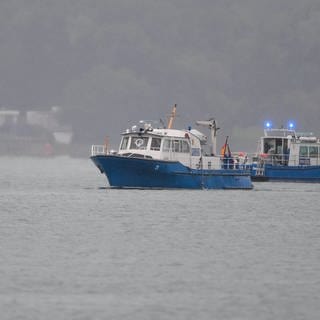 Polizeiboote fahren auf dem Bodensee. 