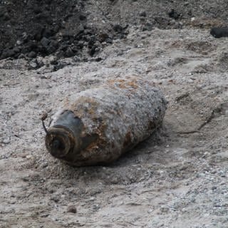 Eine Bombe aus dem Zweiten Weltkrieg liegt in einer Baugrube in Mannheim. Die Bombe wird abtransportiert und später kontrolliert gesprengt. 