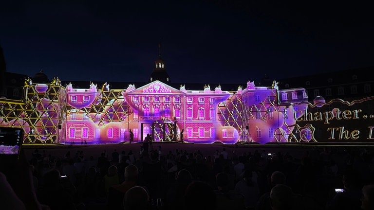 Das Karlsruher Schloss ertstrahl bei den Schlosslichtspielen in Blautönen. 