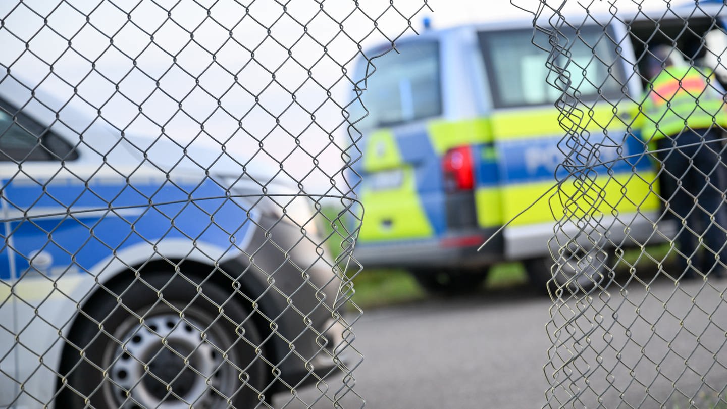 Ein Loch klafft in einem Zaun vor dem Rollfeld des Flughafens Stuttgart. Die Klima-Initiative Letzte Generation hat in mehreren Städten Protestaktionen gestartet. Je zwei Aktivisten drangen Angaben der Organisation zufolge in orangen Warnwesten auf mehrere Flughäfen ein.