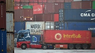 Container werden im Hafen verladen. Die baden-württembergischen Firmen verzeichnen einen Rückgang der Exporte im ersten Halbjahr 2024.