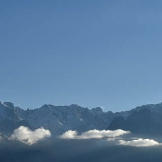 Wolken ziehen am 06.10.2016 in der Nähe von Farchant (Bayern) unter der Alpspitze (M) vorbei.