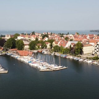 Die Luftaufnahme (Standbild aus Video) einer Drohne zeigt die Segelhäfen von Lindau am Bodensee