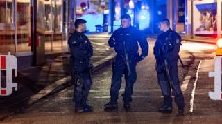 Einsatzkräfte der Polizei sichern nach einer Messerattacke bei der 650-Jahrfeier in Solingen die Innenstadt. 