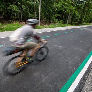 Radfahrer fahren im Mai 2019 auf dem neuen Radschnellweg zwischen BöblingenSindelfingen und Stuttgart. 