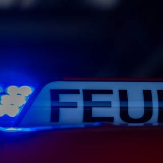 Ein Blaulicht leuchtet auf einem Feuerwehrwagen in der Hauptfeuer- und Rettungswache der Feuerwehr. Am Freitagnachmittag kam es zu einem Brand in der Tiefgarage des SI-Centrums in Stuttgart.